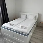 2 Bedroom With A Balcony In The Center Of