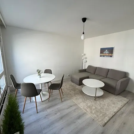2 Bedroom With A Balcony In The Center Of *