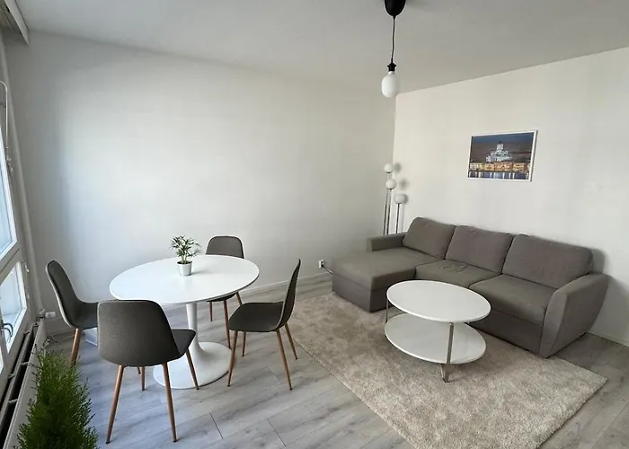 2 Bedroom With A Balcony In The Center Of *